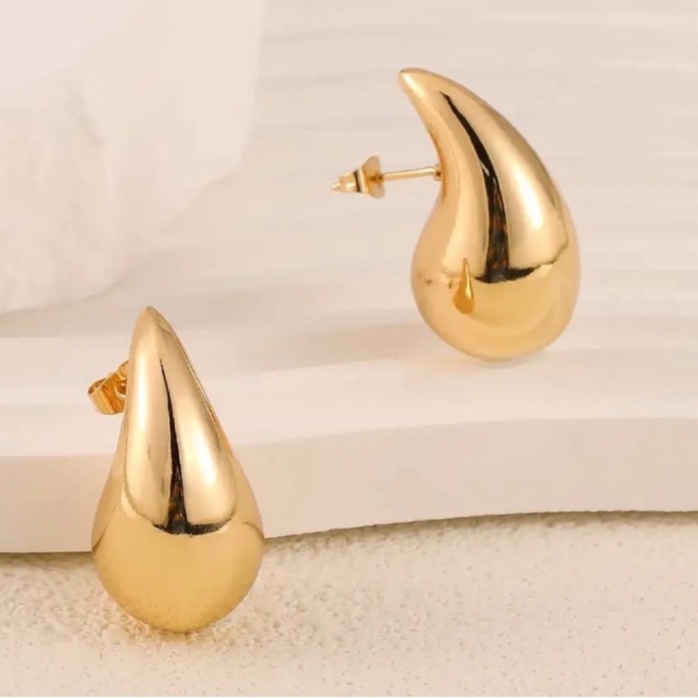 Tear Drop Gold earrings
